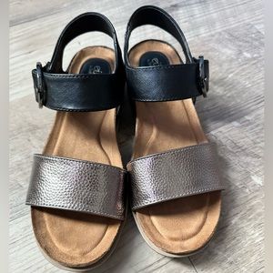 Sofft Eurosoft sandal size 7 1/2 M. Bronze/ Black Straps